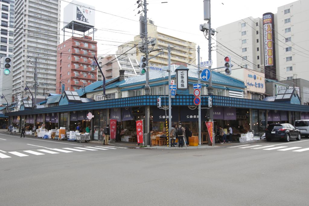 Le marché est installé au milieu de la ville