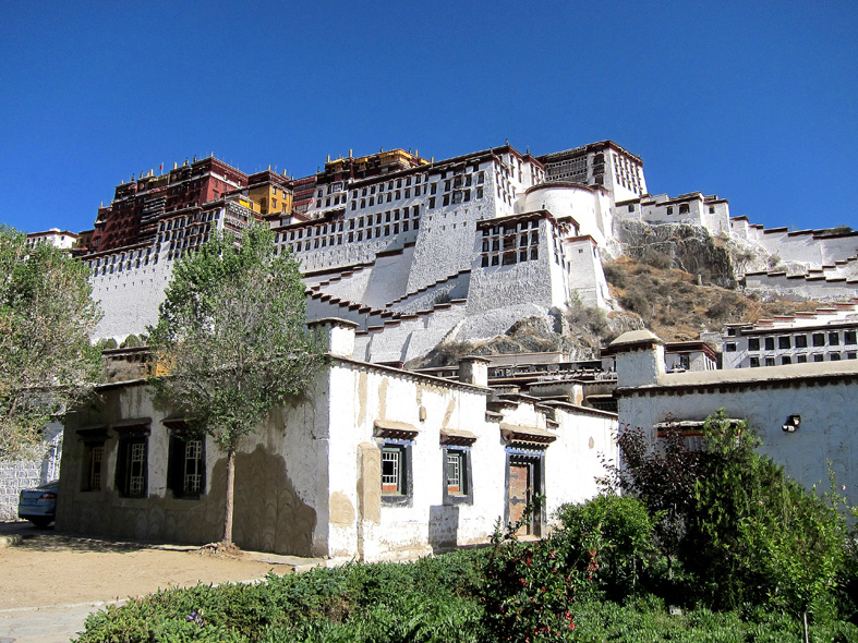 Eblouis, nous contemplons les impressionnantes façades du Potala - Découverte de Lhassa