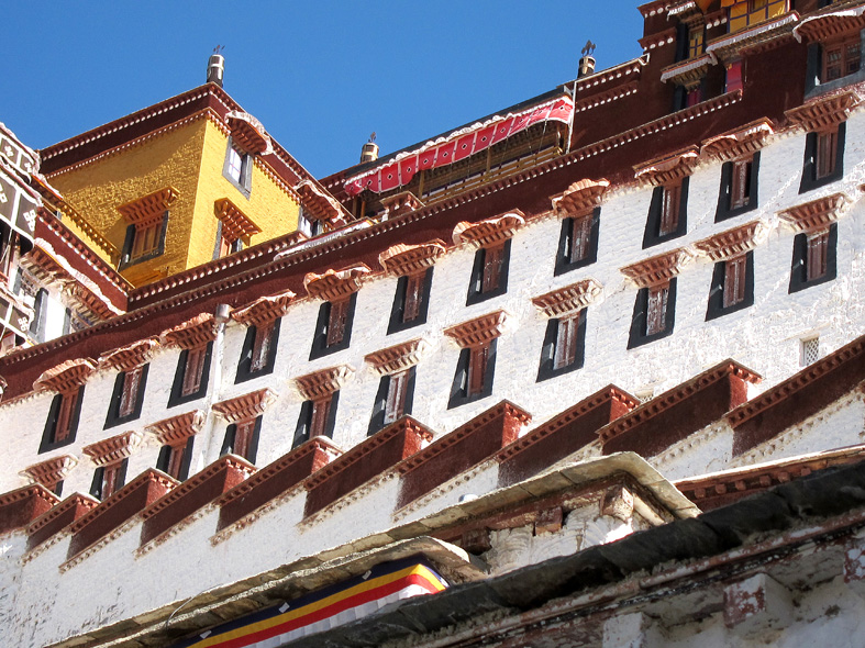 Eblouis, nous contemplons les impressionnantes façades du Potala - Découverte de Lhassa