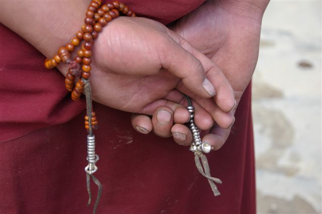 Ocre-orangé pour Manjusri, bleu-gris pour Vajrapani, blanc pour Avalokiteshvara - De Sakya à Shégar