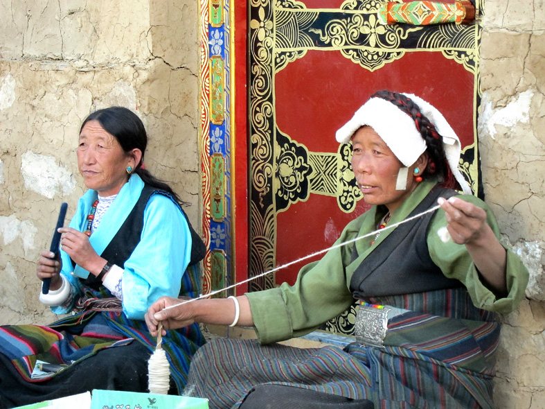 Ocre-orangé pour Manjusri, bleu-gris pour Vajrapani, blanc pour Avalokiteshvara - De Sakya à Shégar