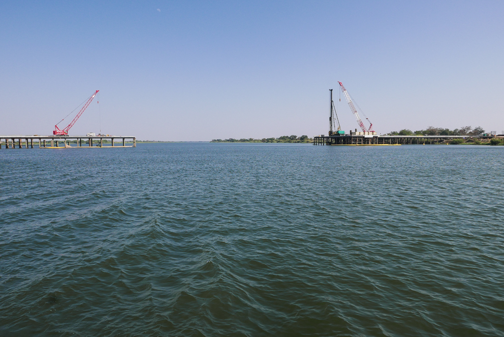 Le point de jonction de 4 pays. Un pont est en construction.