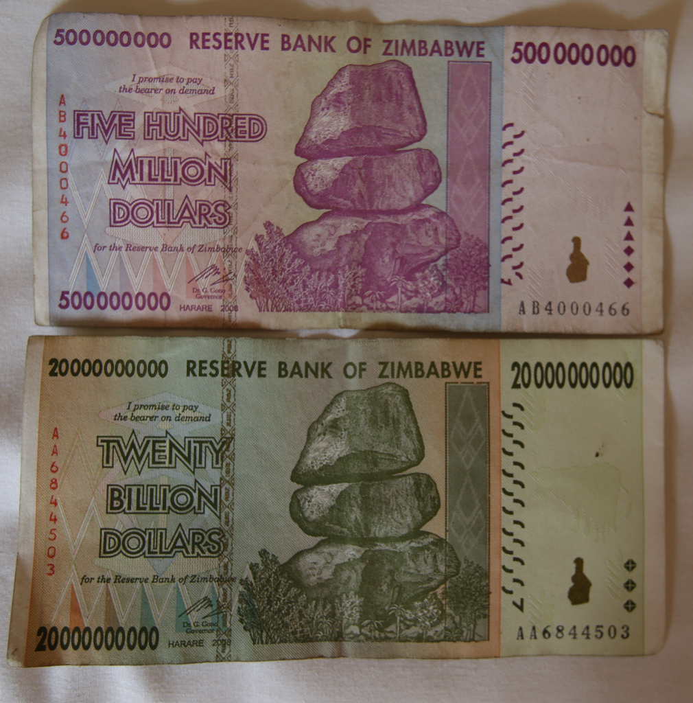 Les deniers billets du Zimbabwe, avant que ce pays n'adopte le dollar américain comme monnaie !