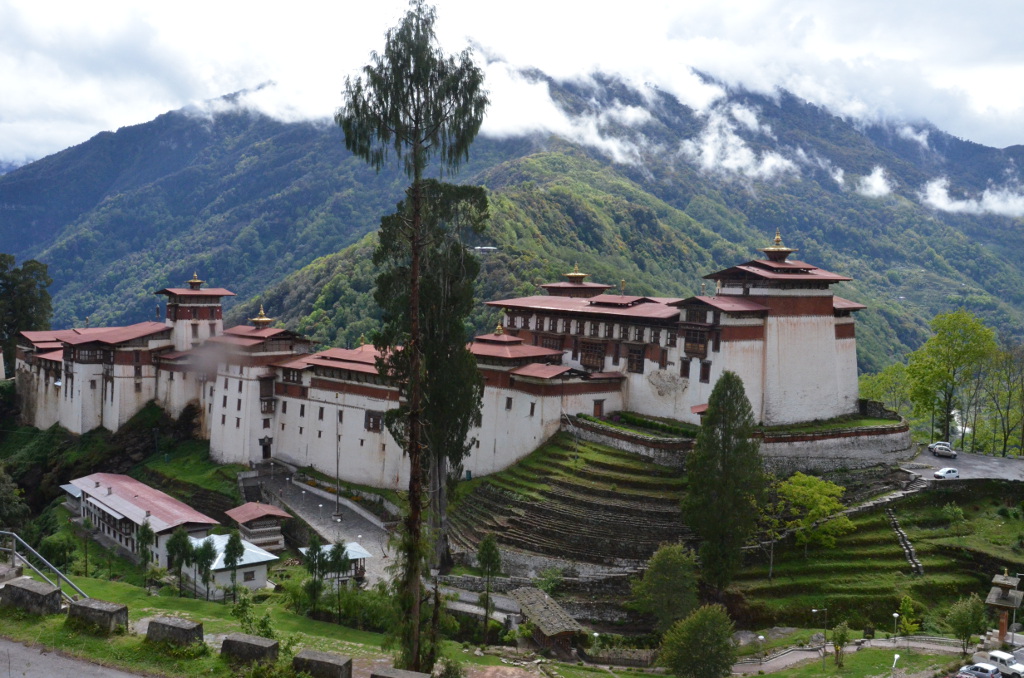 Le dzong vu du village