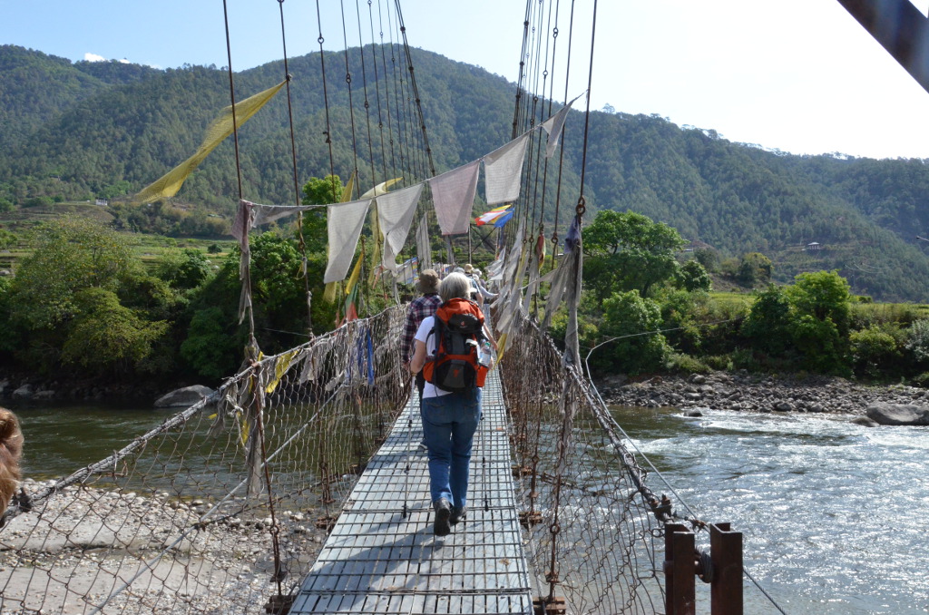 Passage d'un pont suspendu, en pleine campagne