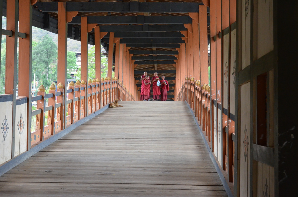 Le pont menant jusqu'au dzong